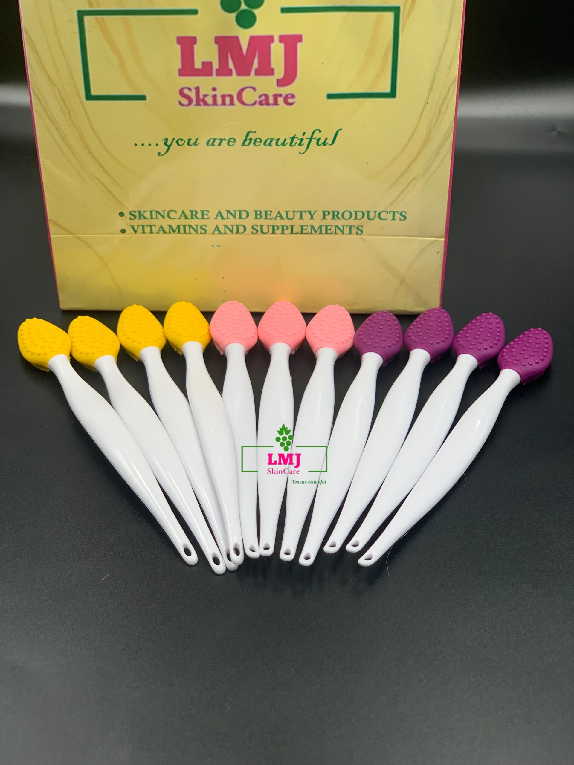 Lip exfoliating brush