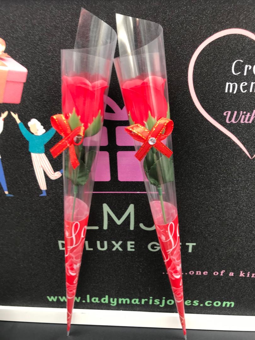 Single Rose Sleeve Bouquet wrapped in plastic (2pcs)